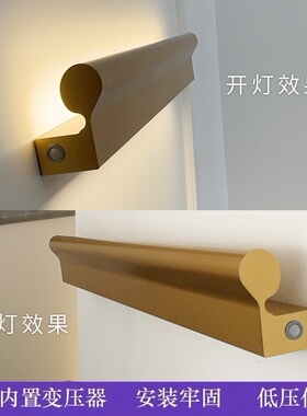 金色靠墙发光楼梯侧面扶手带灯光极简别墅酒店过道走廊墙防滑拉手