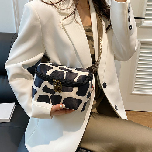 2026傲隆女士随身小腰包字母几何图案小巧便携斜挎胸包手机证件包