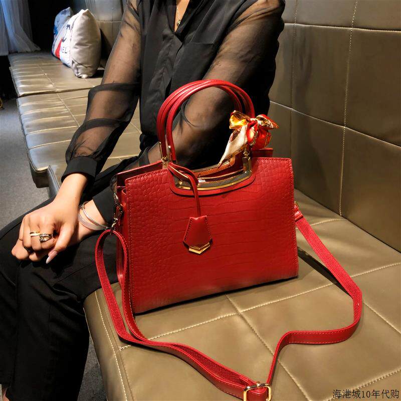 香港品牌包包女款红色高级感婚包2025新款真皮大气中年妈妈手提包