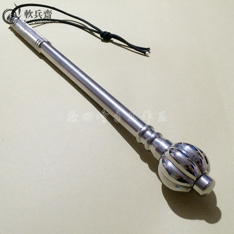 纯手工制作，结实耐用，实心锤头，实心锤体。手锤总长40厘米左右，重：1.8斤，锤头是活的，可以转动。