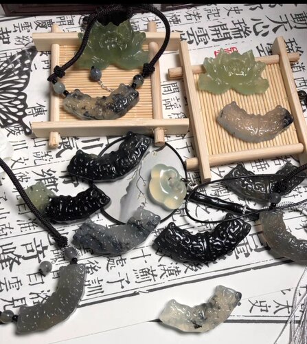 岫玉吊坠，玉衡吊坠，荷花吊坠，还有小翔云扣，