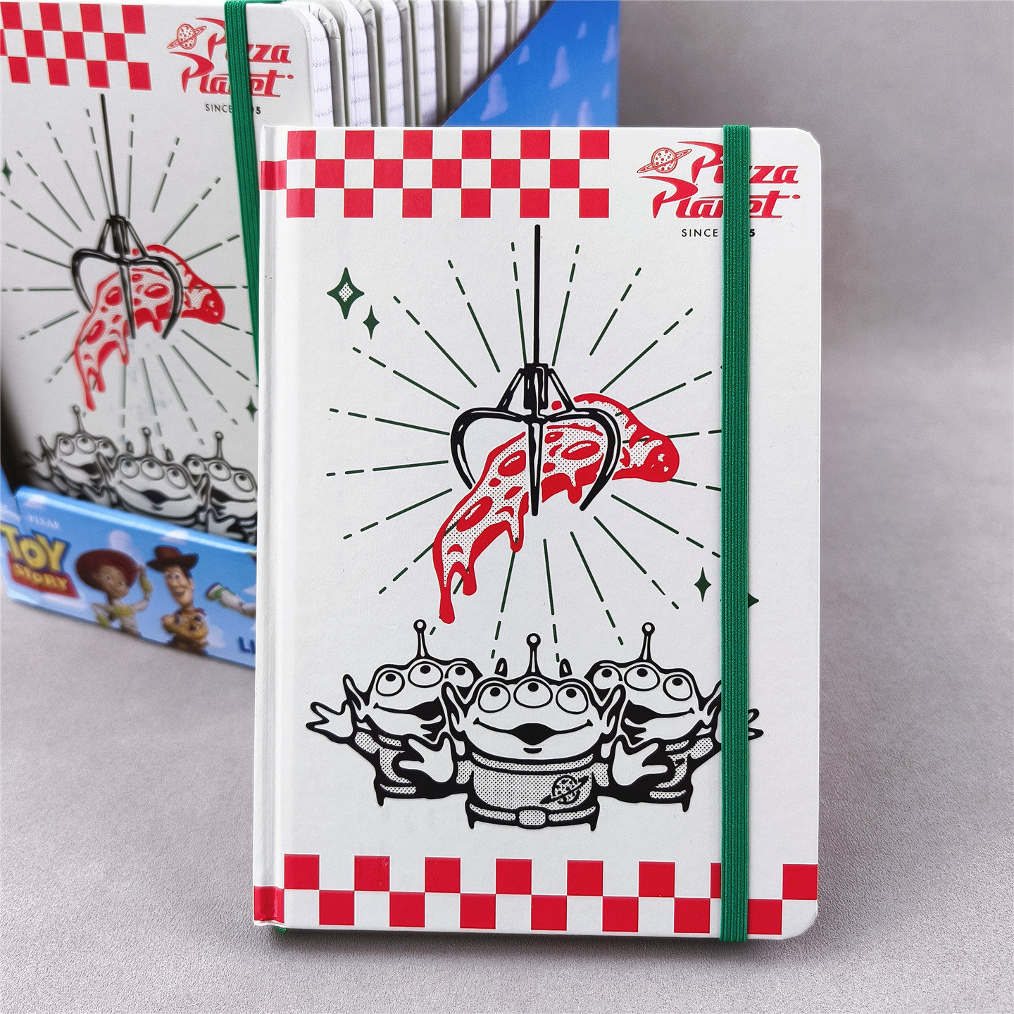 出口外贸原单A5硬壳玩具总动员绑带横线笔记本 240页 封面微瑕