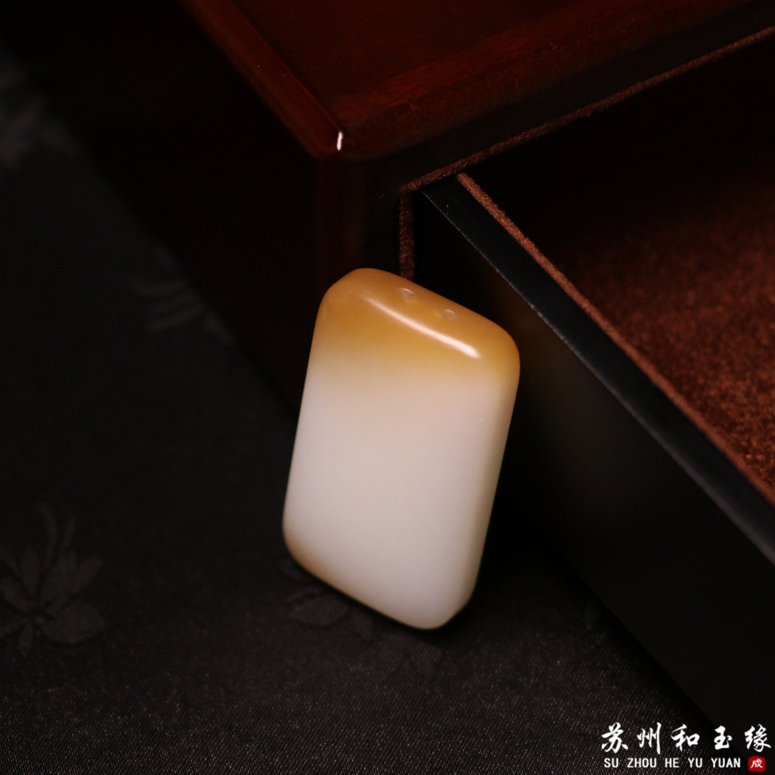 苏州和玉缘31.8克新疆和田玉且末金山糖白平安无事牌吊坠苏工工艺