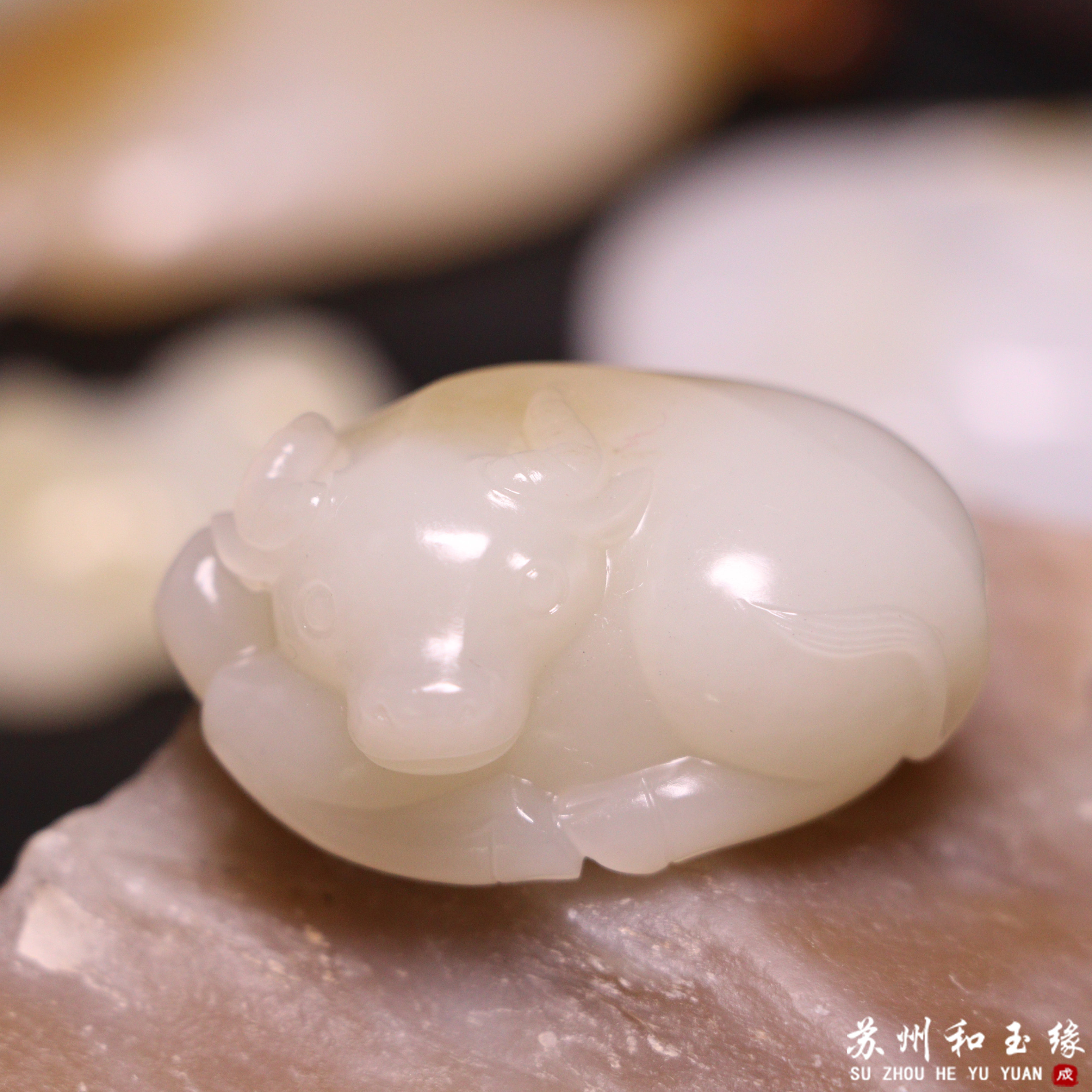 苏州和玉缘24.7克新疆和田玉且末金山糖白生肖牛玉石挂件苏工工艺