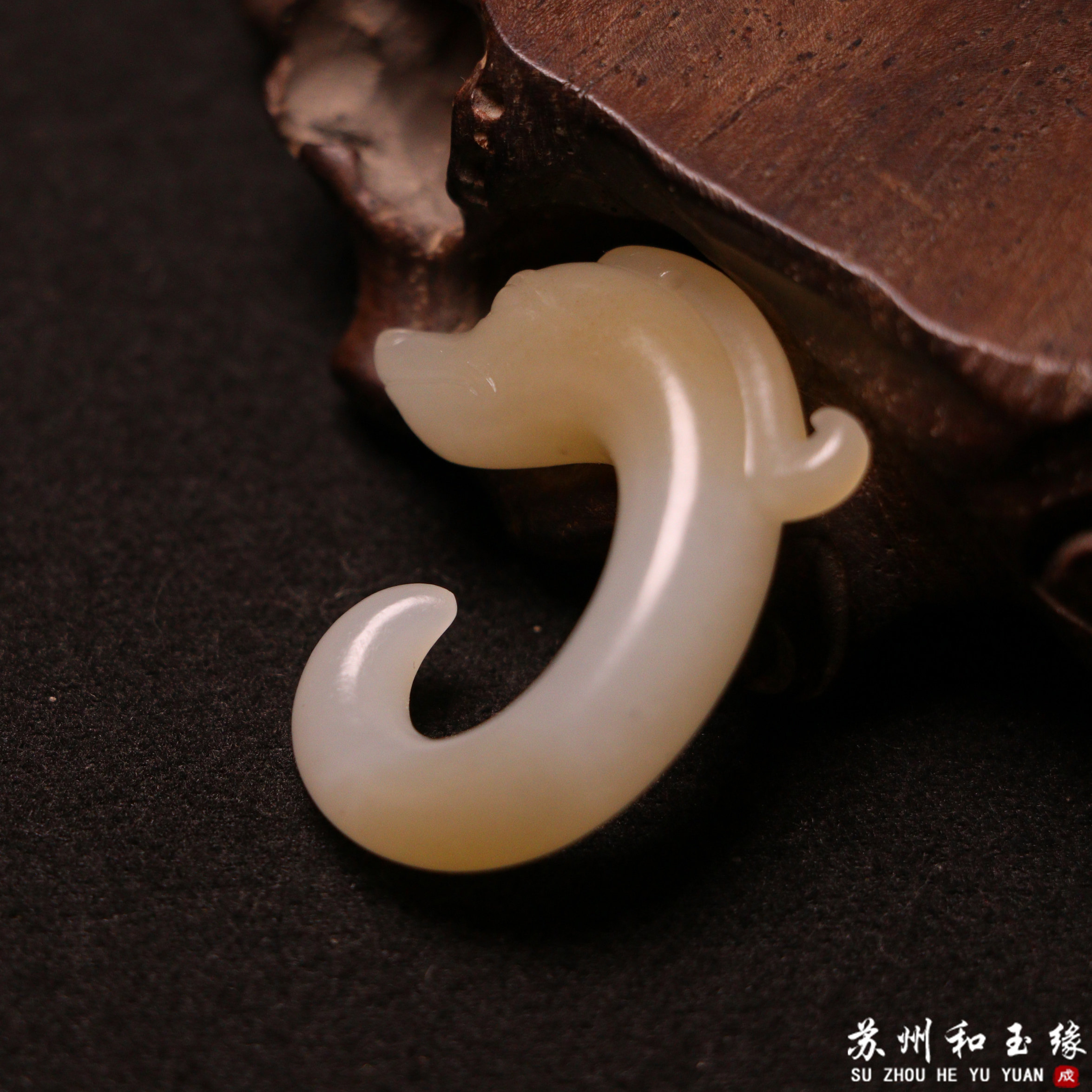 苏州和玉缘8.2克新疆和田玉且末金山糖白玉猪龙玉石挂件苏工工艺