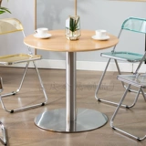 Стол переговоров о ненормальном роскошном кафе из нержавеющей стали.