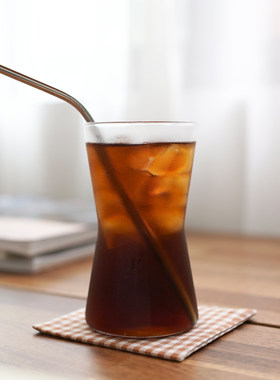 一只赤脚跳舞的的杯子