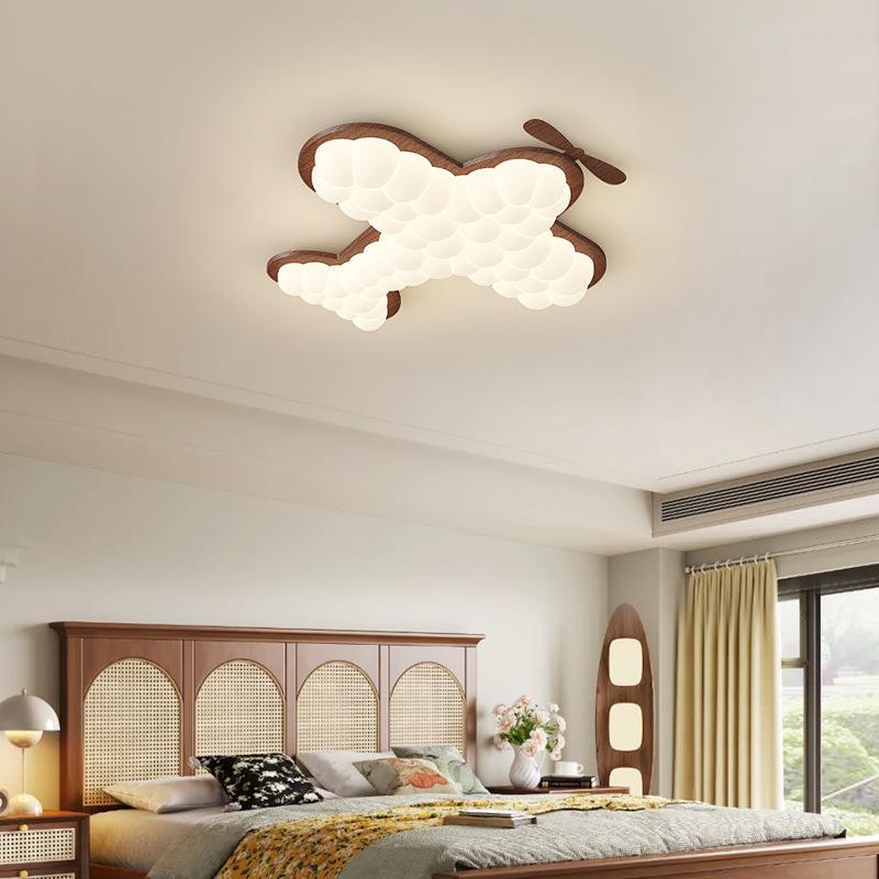 儿童房灯胡桃木色飞机吸顶灯中古风设计新款房间灯全光谱护眼灯具