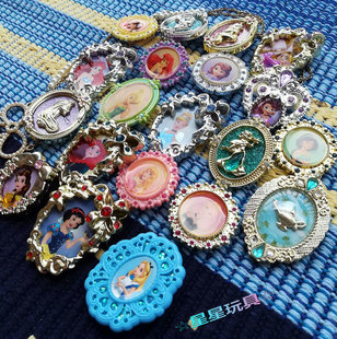 女孩玩具娃娃配件公主徽章相框项链坠冰雪奇缘爱丽丝美人鱼白雪