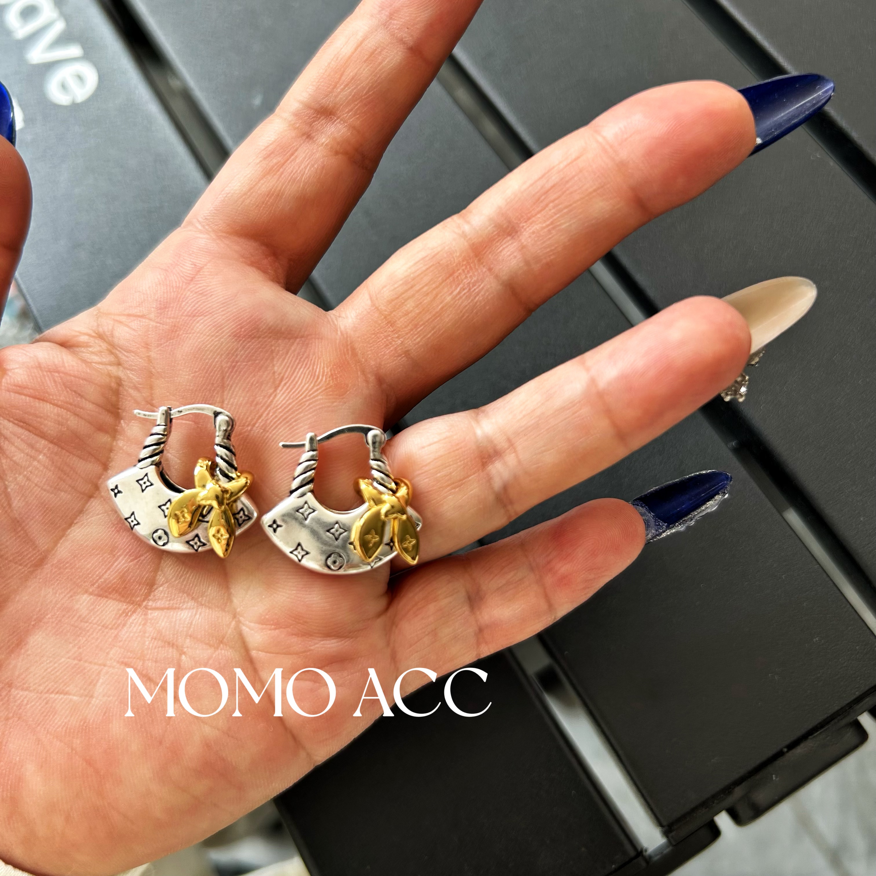 273潮牌自制老花感帅气满印包袋吊坠耳扣