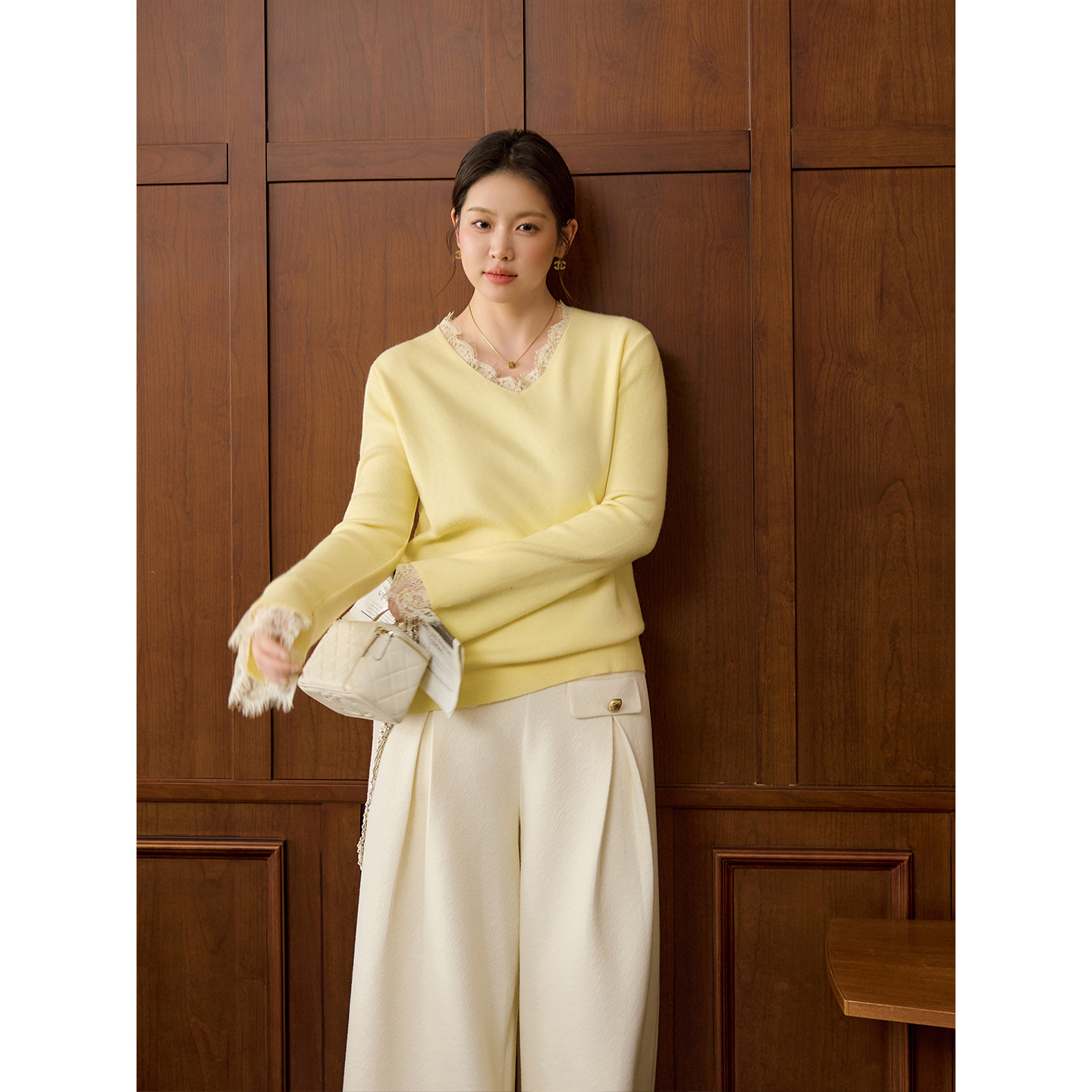 潘不卷大码女装蕾丝拼接v领打底针织衫微胖mm秋冬内搭毛衣上衣