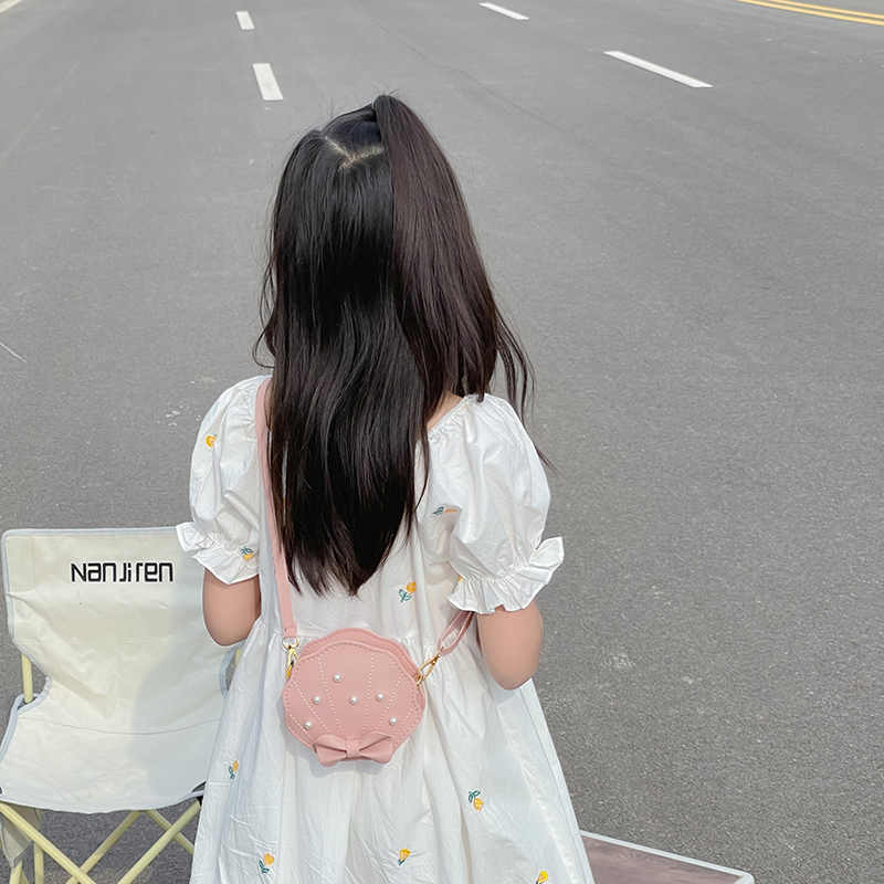 斜挎包小女孩外出时尚小挎包
