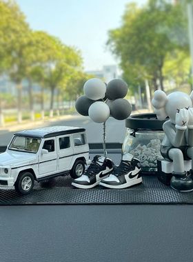 汽车摆件kaws考斯高档车载手办卡通男士公仔网红中控台装饰品可爱