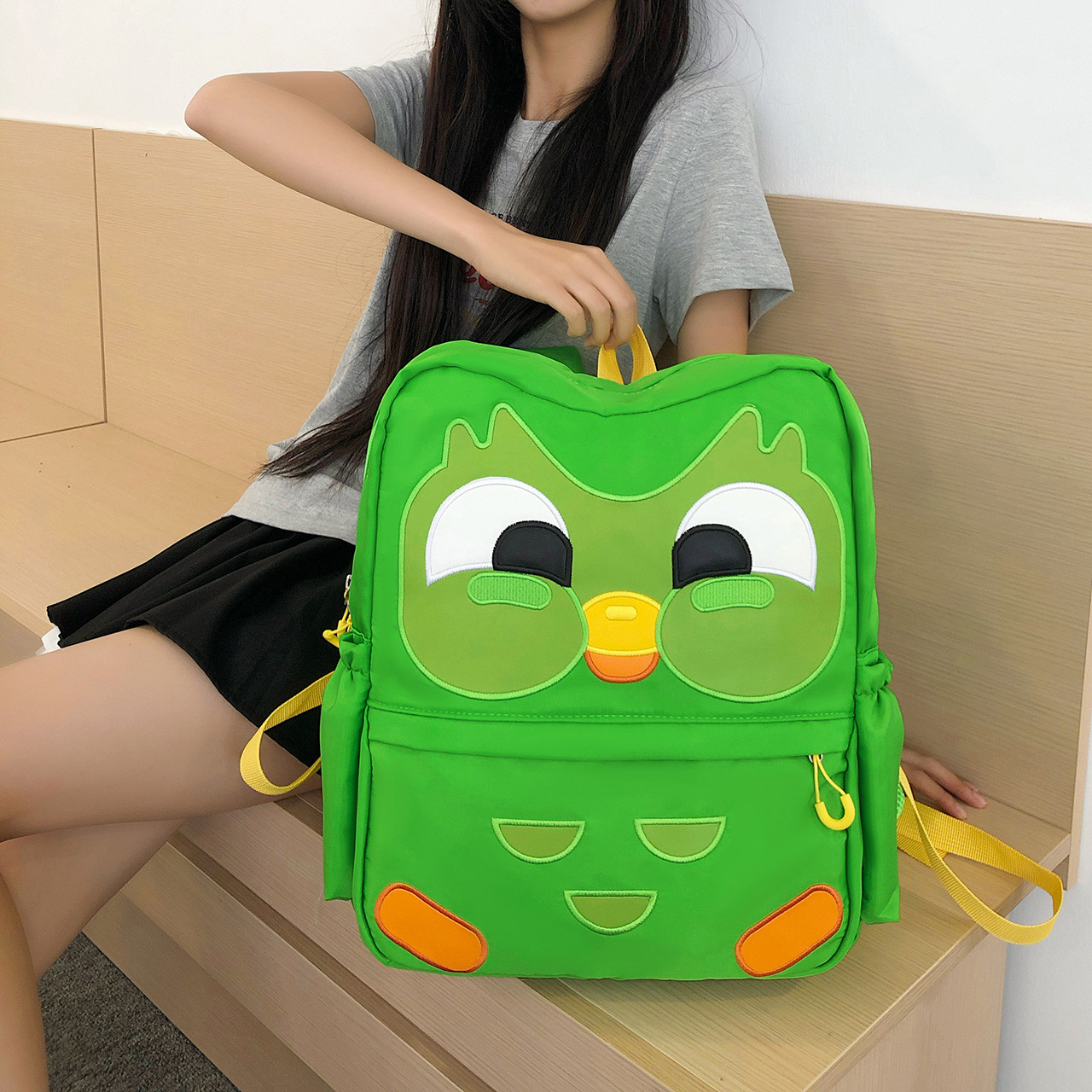 丑萌绿色大容量女学生双肩包图片