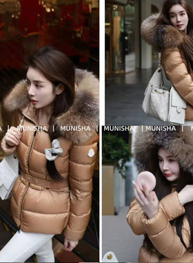 MUNISHA 鹅鹅 白徽章 白雪公主 收腰显瘦 连帽狐狸真毛领羽绒服女