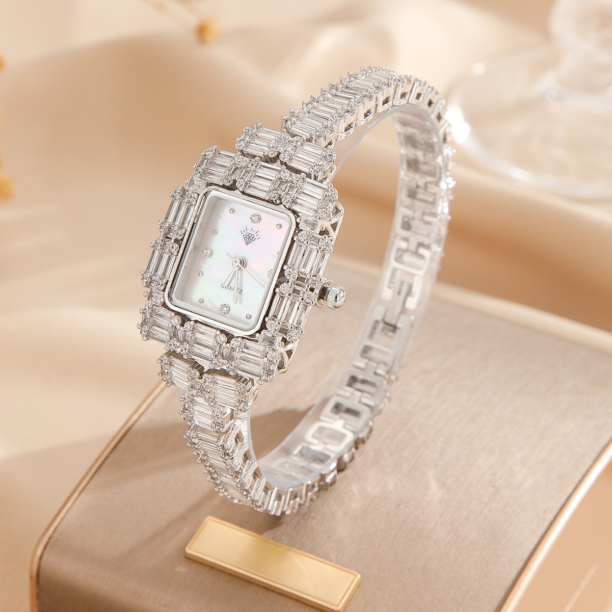 新款时尚镶钻长方形女士手表自由调节手链表女表石英表批发