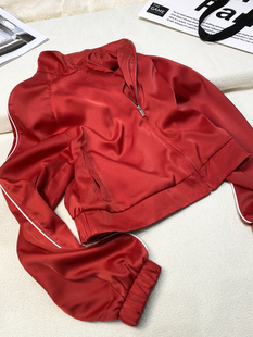 小众设计感仿绸缎亮面红色棒球服拉链缎面外套撞色条纹白边夹克女