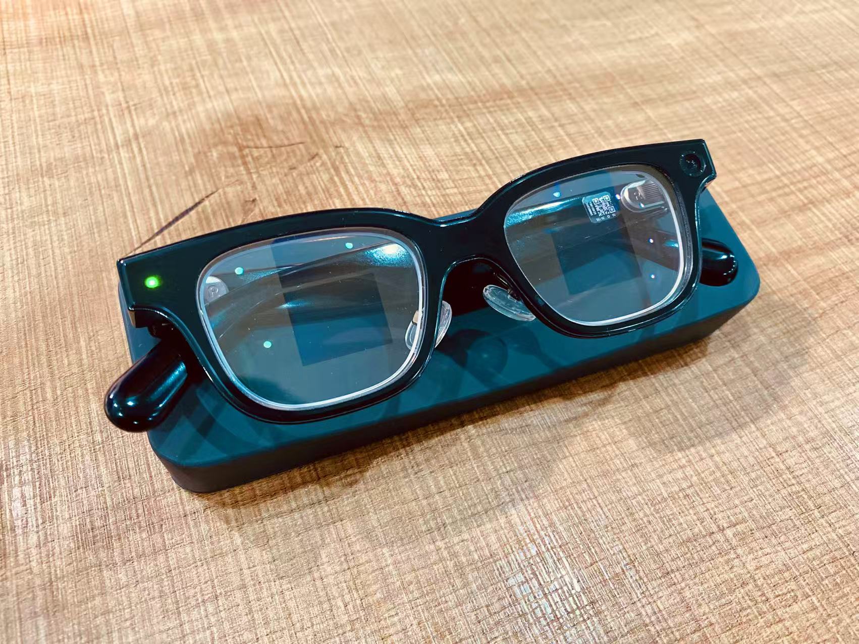 Rokid智能眼镜桌面充电座（2000mah）