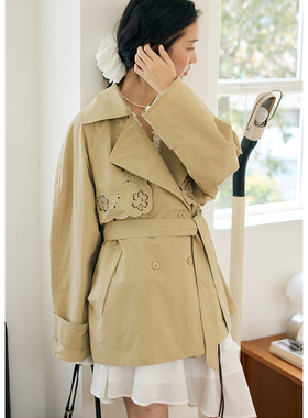 BLUEerror 纸感镂空绣花翻领短款风衣女法式卡其色收腰外套秋季