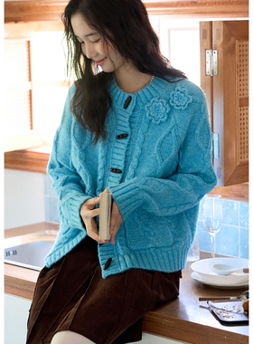 BLUEerror 花朵绞花圆领蓝色毛衣开衫女牛角扣慵懒羊毛针织衫冬季