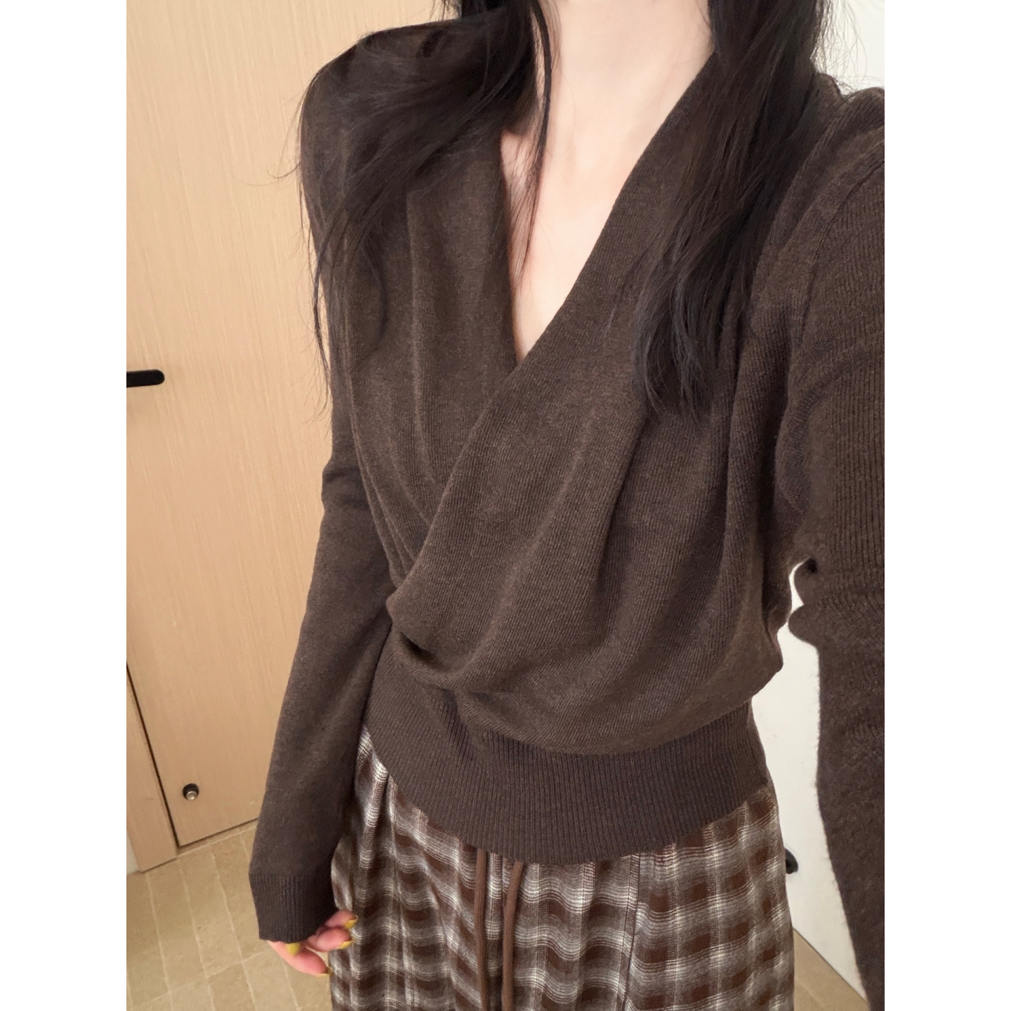 纯色交叉领长袖毛衣V领休闲风针织女装咖啡色毛针织衫宽松百搭图片
