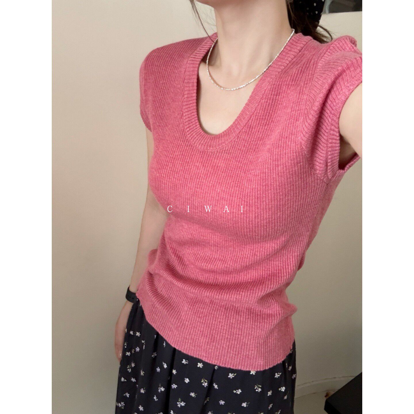 此外 U领针织衫女短袖修身显瘦收腰简约韩系通勤风时尚百搭上衣图片