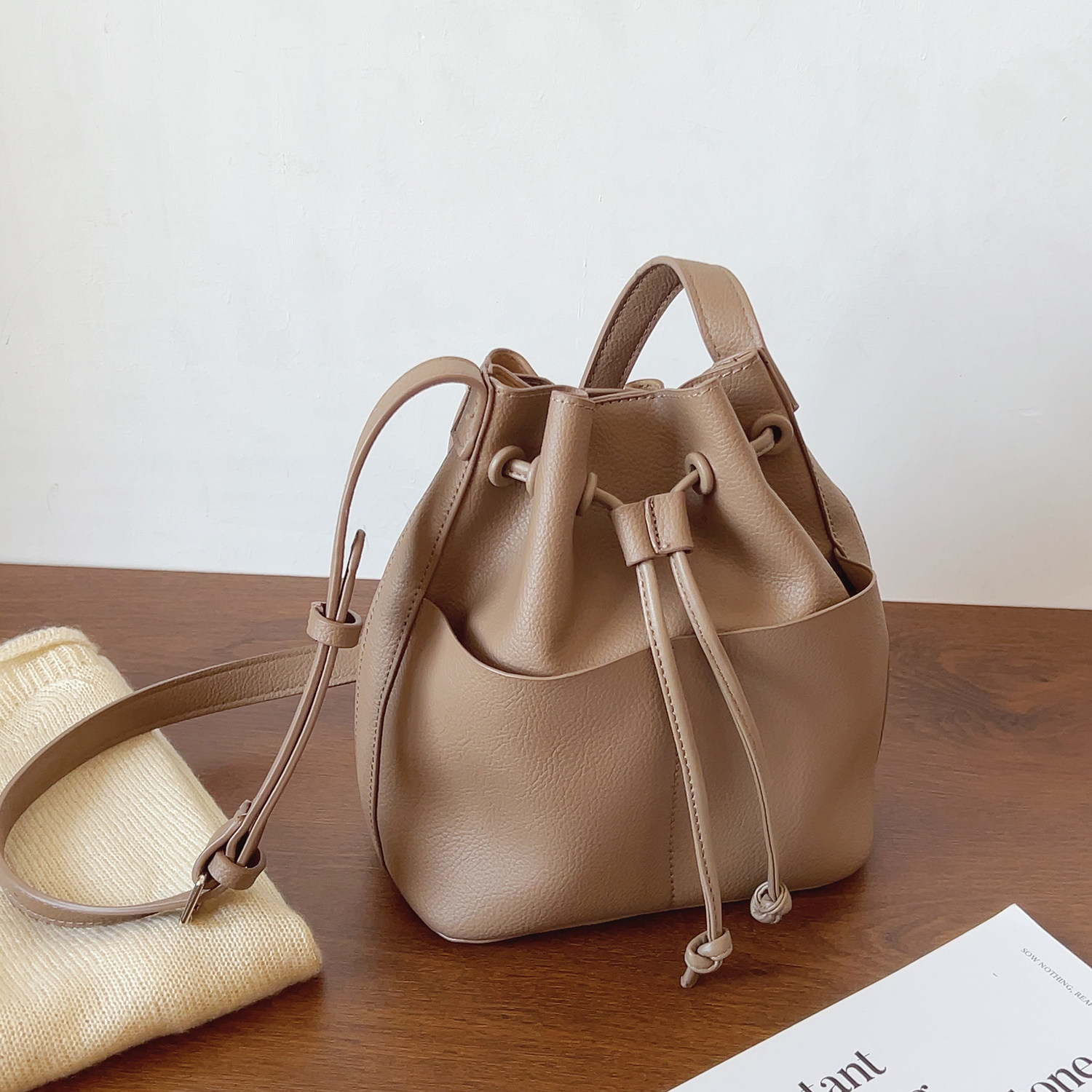 ins复古百搭抽绳水桶包子母包休闲时尚单肩斜挎包通勤包2026新款,箱包皮具/热销女包/男包,水桶包,淘宝优惠券,粉丝福利购,淘宝优惠卷