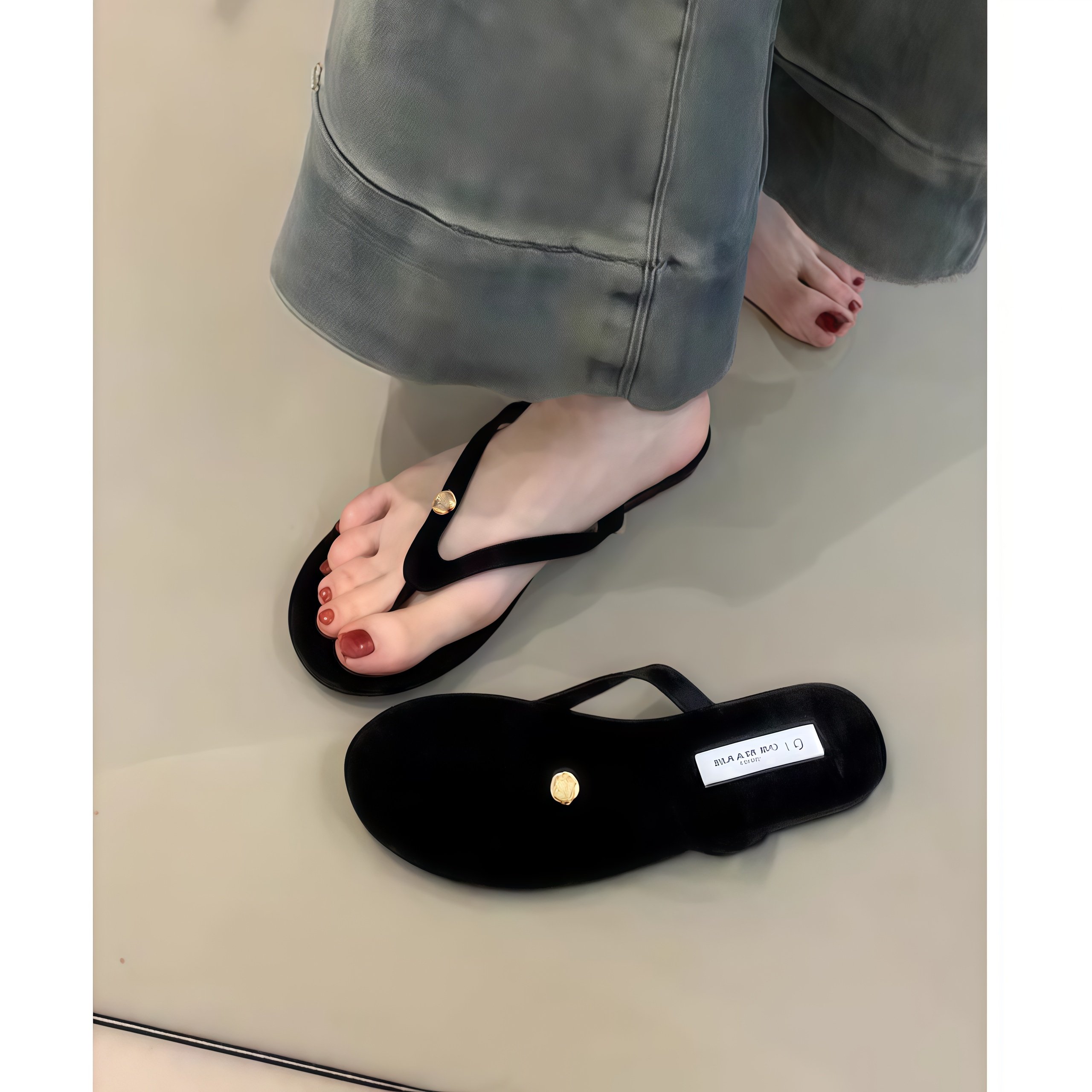 2026新款平底夹脚人字拖鞋女外穿简约黑色沙滩拖鞋夹趾气质凉拖鞋