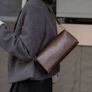 菲小姐订制韩版文艺复古风头层植鞣牛皮斜挎法棍包真皮单肩腋下包