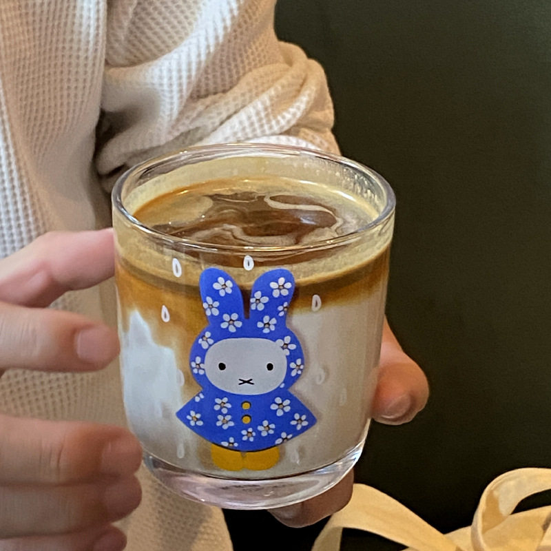 日系昭和蓝色雨衣小兔玻璃杯 卡通简约咖啡杯 耐高温高透水杯古早图片