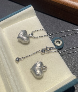 S925银镀铑白金 精工版拉丝爱心吊坠 珠珠项链新款毛衣链