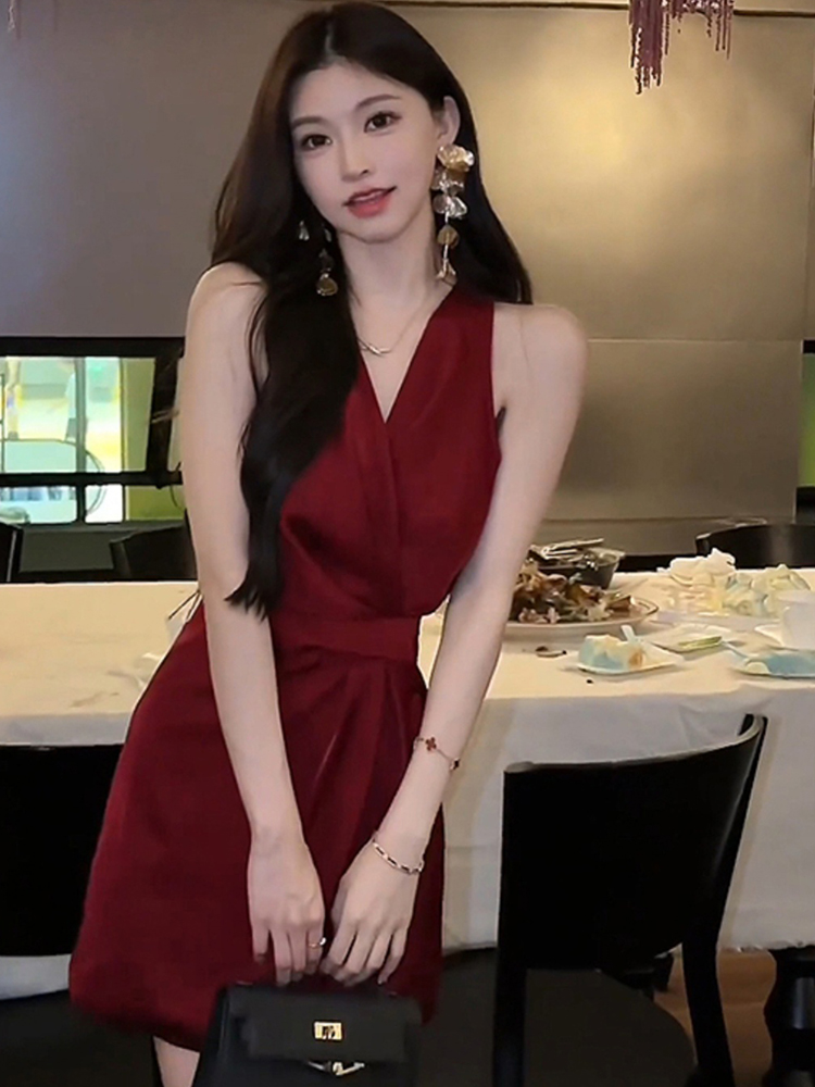 法式高级感气质v领红色无袖连衣裙女夏季晚宴礼服裙收腰显瘦短裙