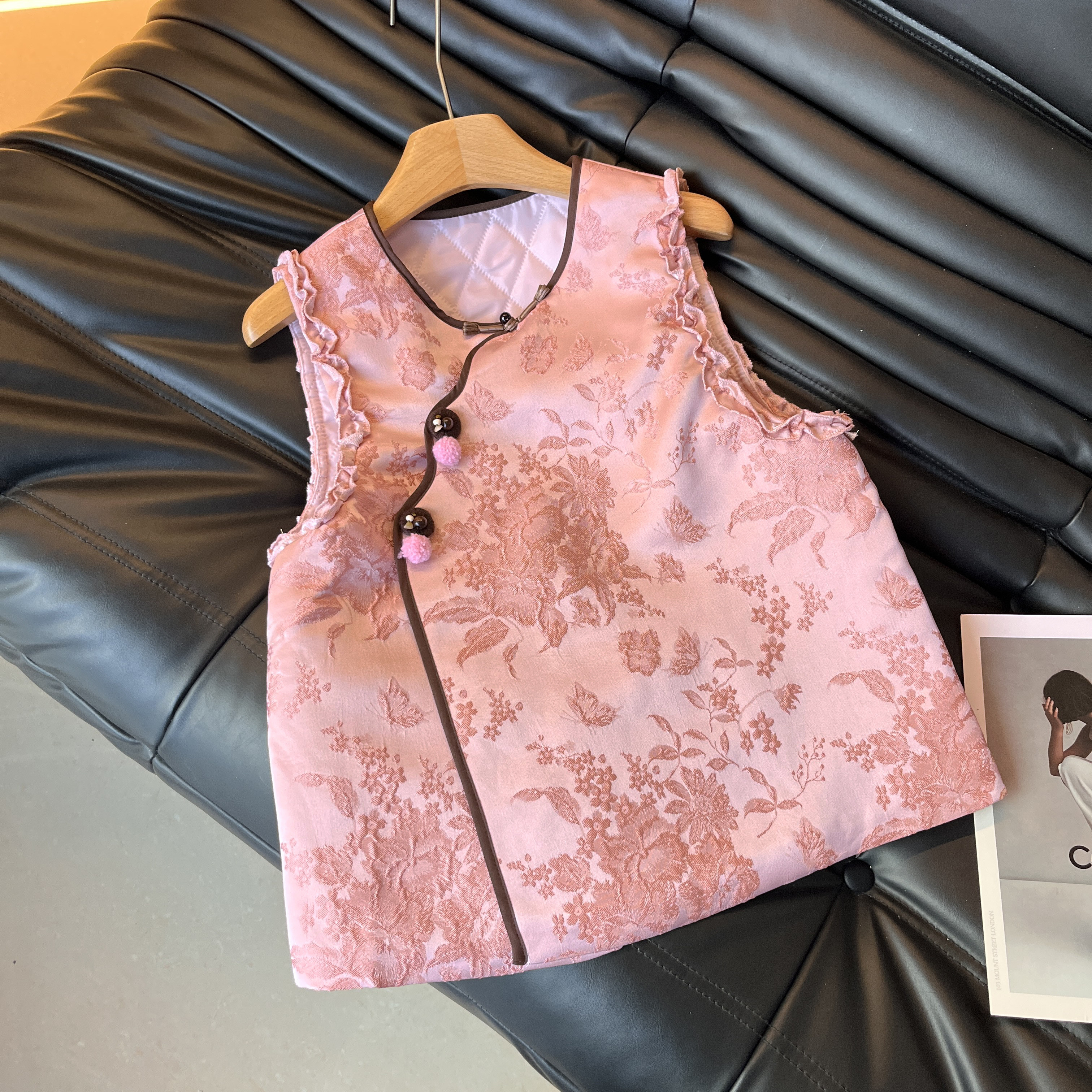 2026年春季新款女款粉色圆领新中式无袖马甲个性减龄百搭时尚上衣,女装/女士精品,马夹,淘宝优惠券,粉丝福利购,淘宝优惠卷