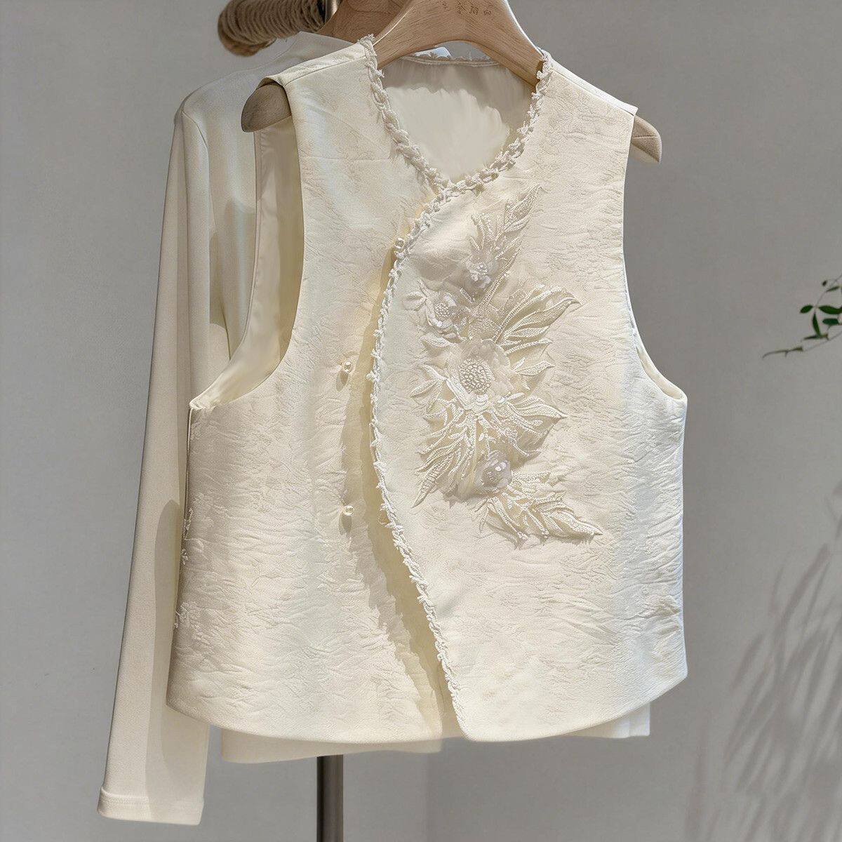 2026春新中式白色刺绣钉珠牡丹花圆领斜襟马甲坎肩优雅设计感背心