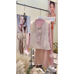 新中式 粉色减龄马甲女 国风超仙外穿盘扣拼接毛毛马夹2025秋冬爆款