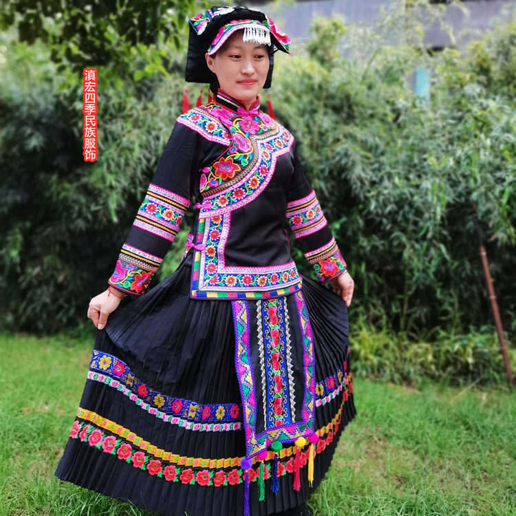 民族特色服装、新款绣花布依族、苗族女装裙装黑色绣花大长裙服饰