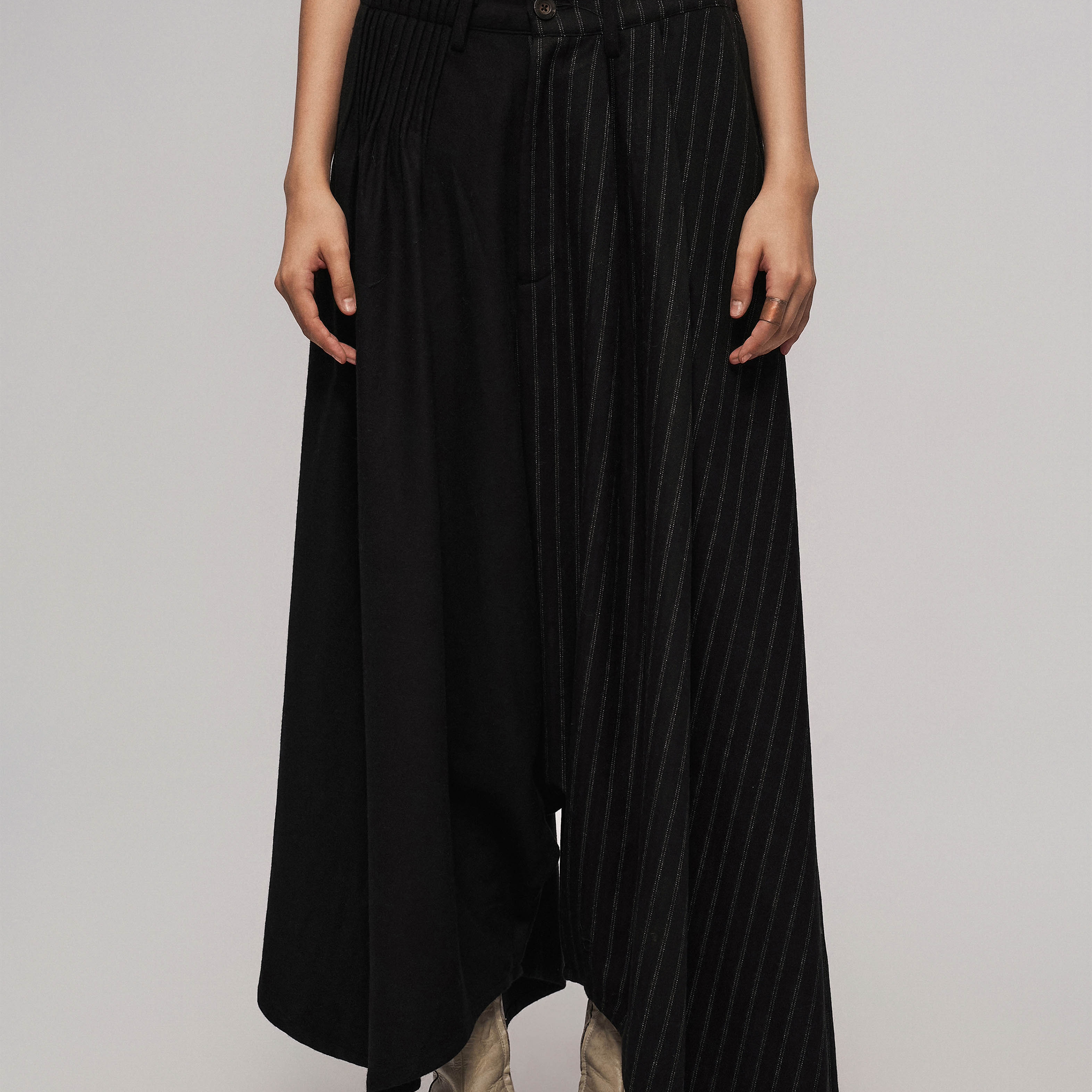 「 凌鸦ILNya 」差池_黑 异褶低裆裙裤 拼料不对称宽松休闲裤