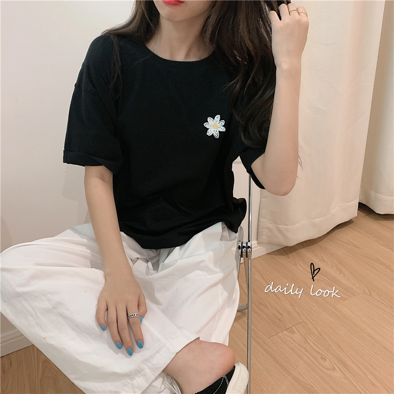 Real shot worn and scratched Daisy t-shirt female loose and versatile black short sleeve student top