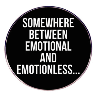 介于情感和情感之间胸针英文别针胸章金属合金徽章配饰