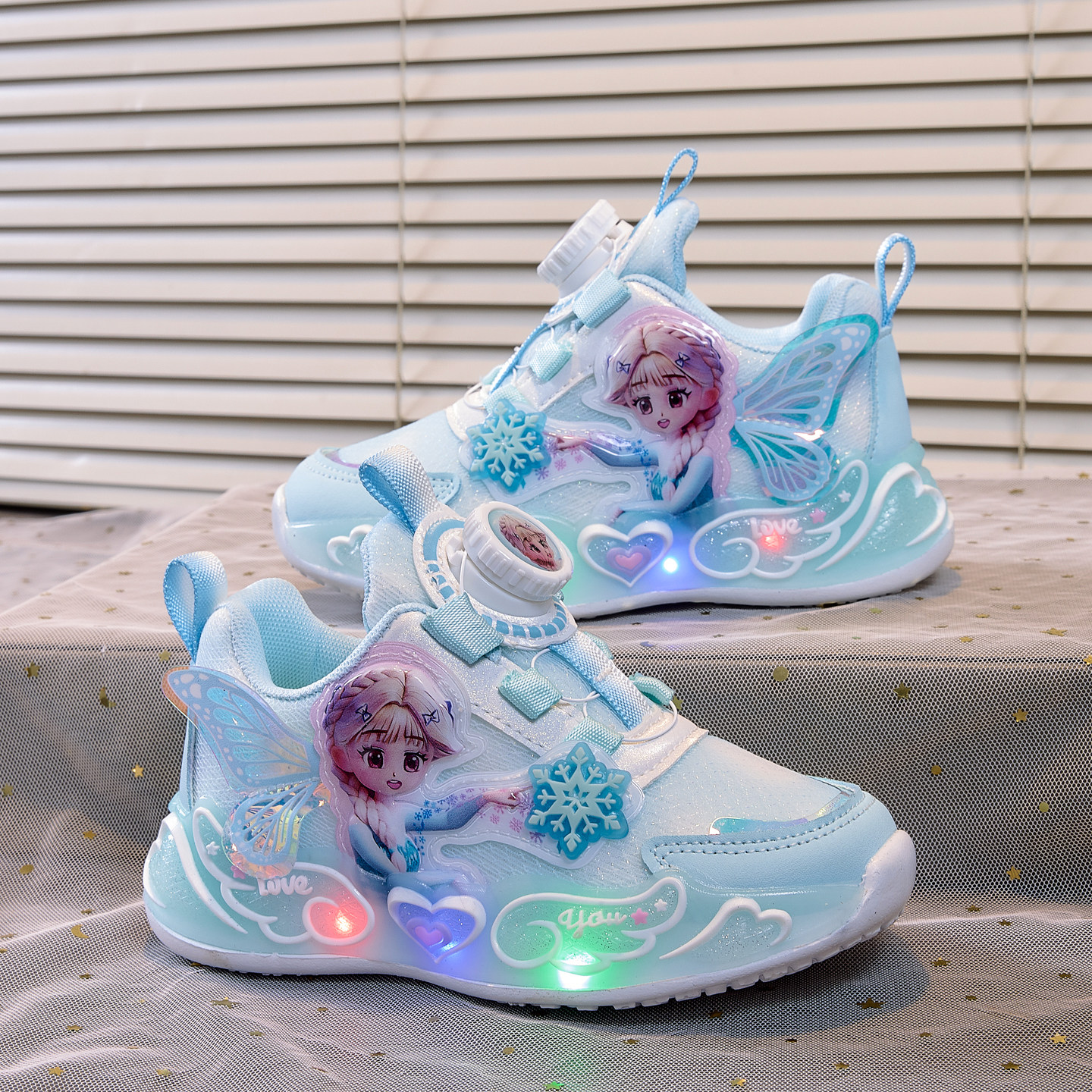 亮灯儿童公主鞋女童运动鞋2026春季新款透气女孩网鞋发光鞋宝宝鞋
