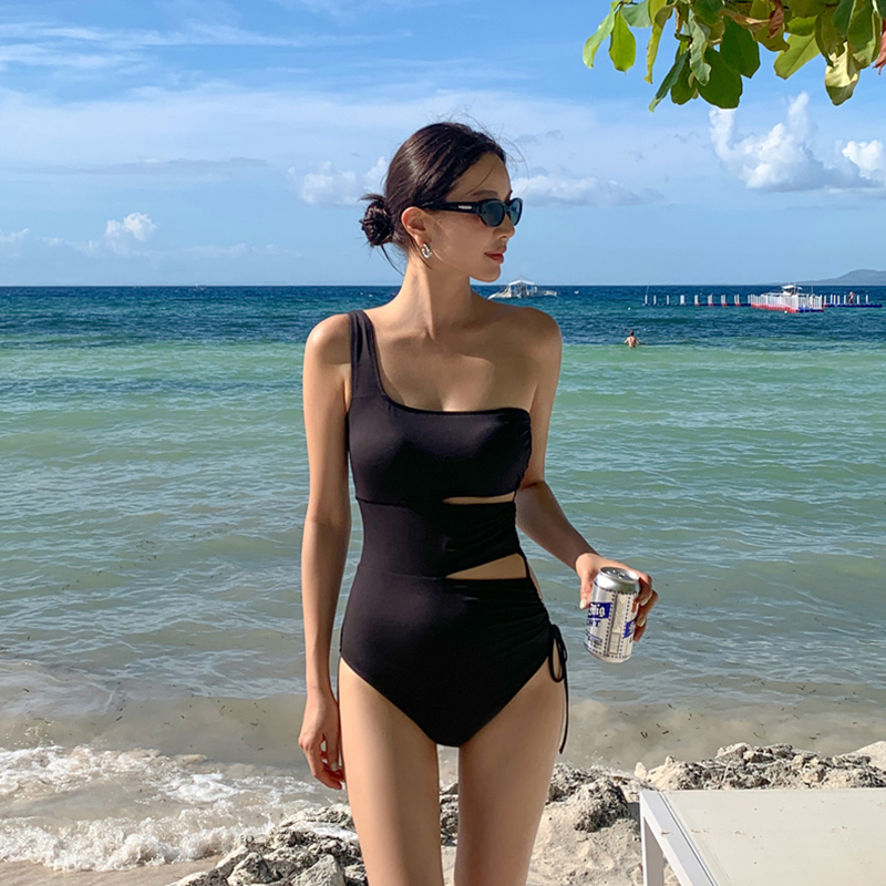 特价泳衣女性感度假风黑色镂空单肩连体遮肉显瘦高级感比基尼泳装