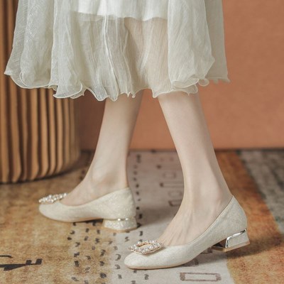 订婚新中式国风单鞋配旗袍裙子