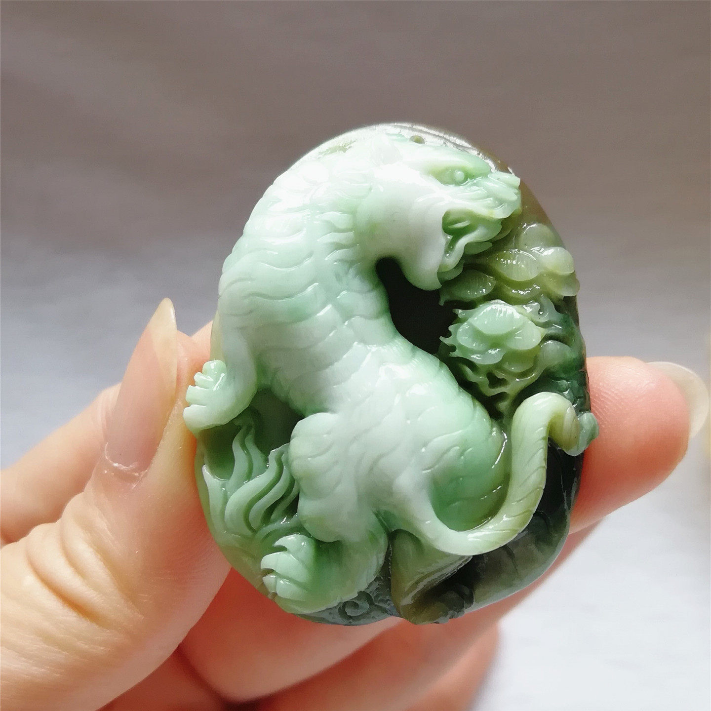 独山玉生肖虎吊坠俏色招财