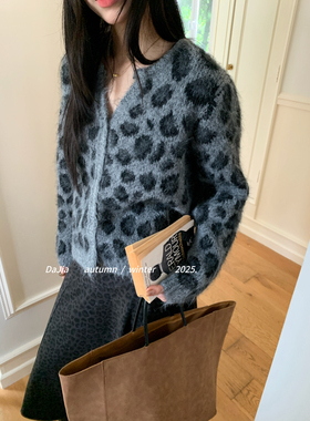 Ademe秋冬上新法式复古慵懒软糯豹纹开衫设计保暖毛衣女上衣15713