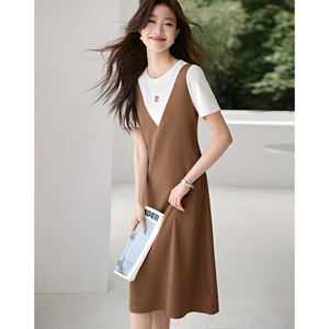 沫晗依美休闲时尚感假两件连衣裙2026年夏季新款撞色拼接女连衣裙