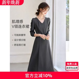 沫晗依美复古赫本风连衣裙2025秋季 V领腰带显瘦裙子 百搭肌理长袖