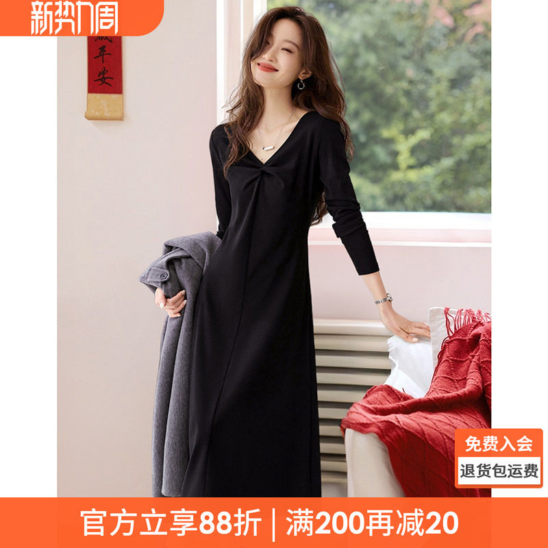 沫晗依美优雅V领收腰针织打底外穿赫本风小黑裙2026春新款连衣裙