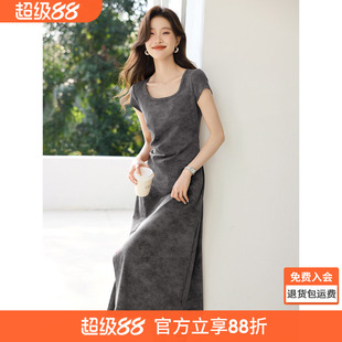 沫晗依美休闲U领褶皱侧开叉显白T恤裙2026夏季新款设计感连衣裙女