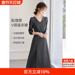 沫晗依美复古赫本风连衣裙2025秋季百搭肌理长袖V领腰带显瘦裙子