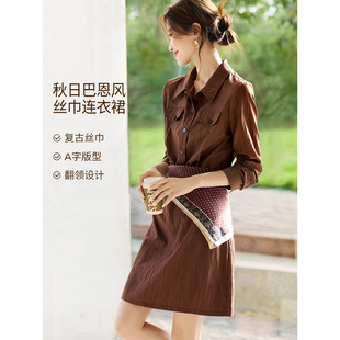 沫晗依美春日巴恩风裙子2026春季老钱风收腰复古丝巾装饰连衣裙女